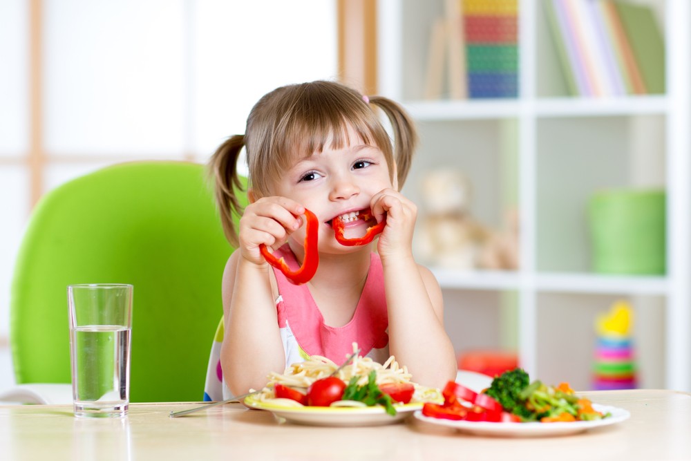 Jadłospis rocznego dziecka. Jak serwować warzywa i owoce w jego diecie?