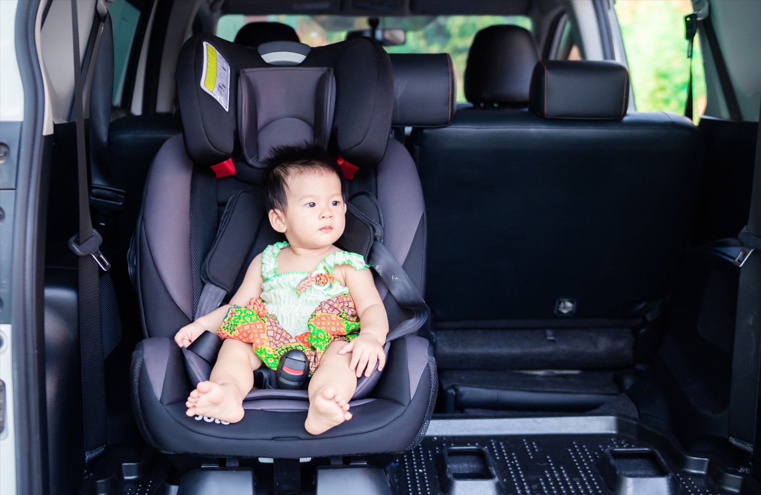 Jak bezpiecznie podróżować samochodem z małym dzieckiem?
