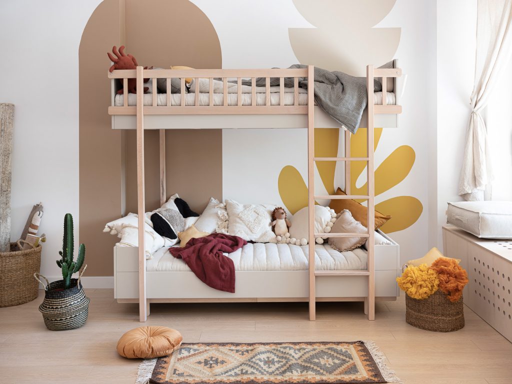 Łóżko piętrowe dla dzieci – czy warto wybrać?
